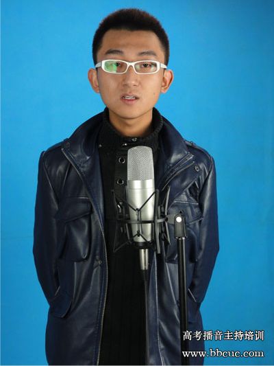 播音班学员王明铭在即兴评述